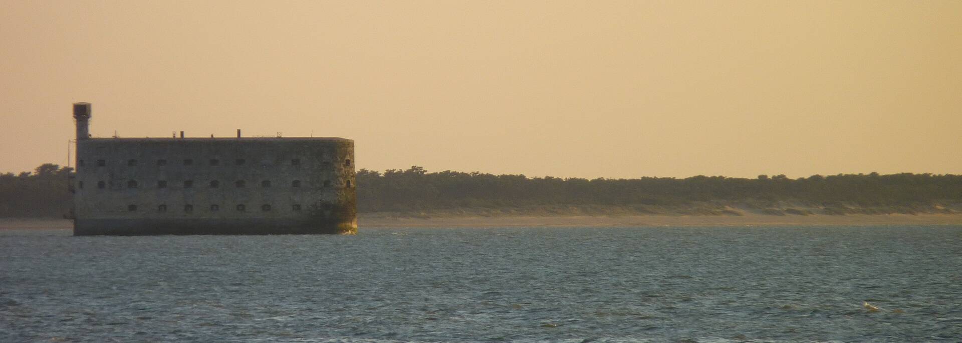 Fort Boyard en Plage des Saumonards op de achtergrond