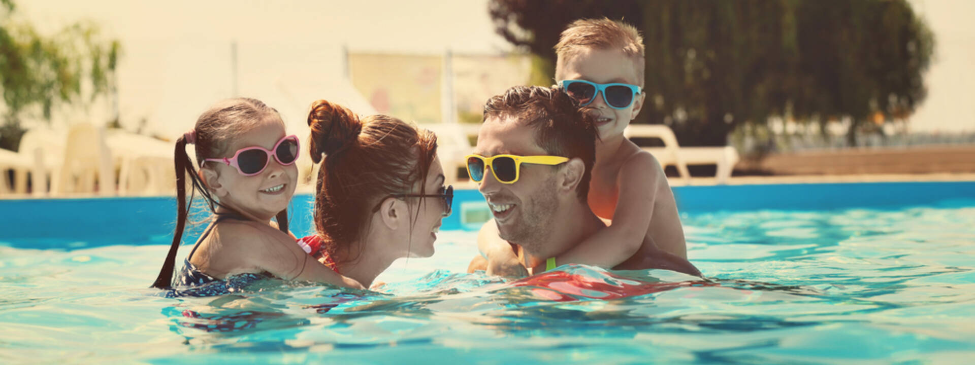 Famille dans une piscine - ©Shutterstock