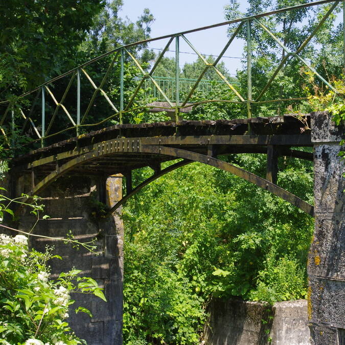 Bruggetje over een gracht in de Mais Poitevin © Alison BOISSARD / CMT