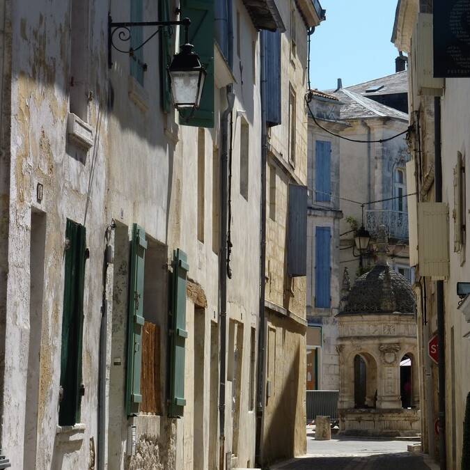 Typisch straatje in het centrum van Saint Jean d'Angély - ©P.Migaud / FDHPA17